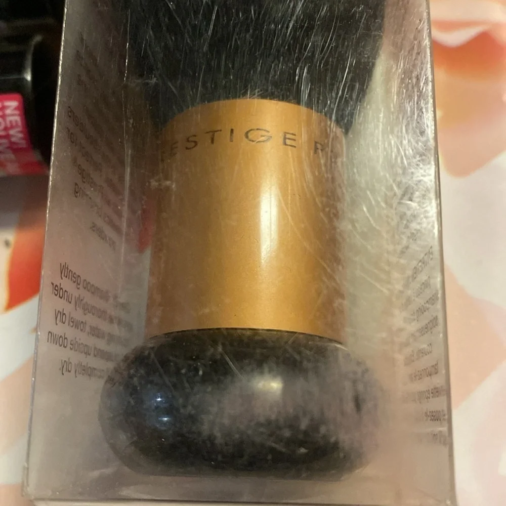 ❤️❤️❤️ HOST PICK!! Concealer/Kabuki Brush Bundle Light to Medium NWT